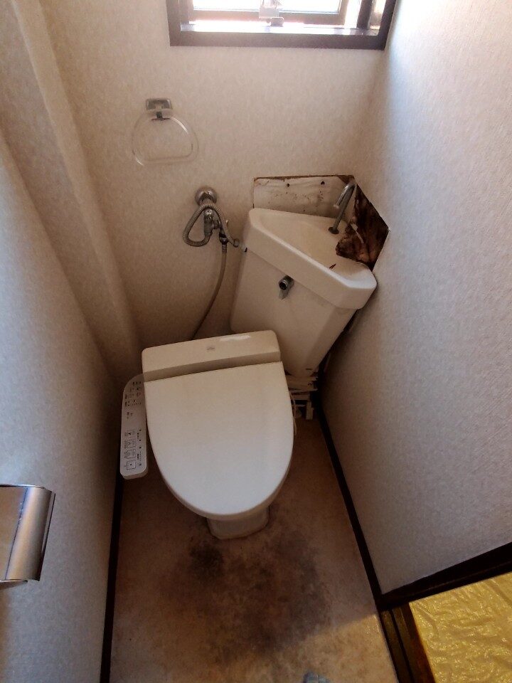 大阪府豊中市にてトイレ水漏れ修理の施工前写真